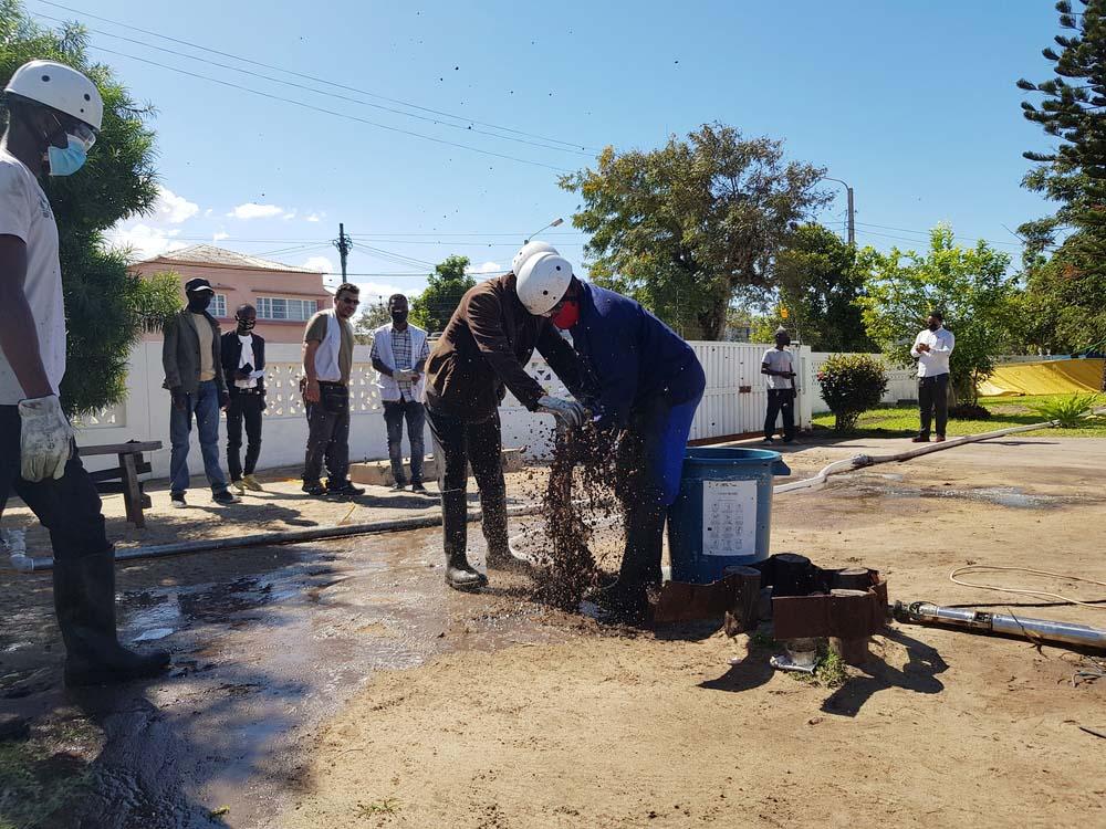 During the training, the participants received a hands on demonstration and practiced how to look for water by using water jetting techniques, meaning they create deep holes with high-pressure water jets, a common practice when there’s a need for water when responding to an emergency. 