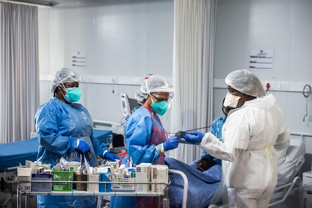 The rapid addition of inexperienced staff in an emergency situation, as happened in many hospitals during South Africa’s second COVID-19 wave, can produce challenges, which MSF witnessed first-hand in the field hospital at Ngwelezana Tertiary Hospital in northern KwaZulu-Natal. In this 113 bed COVID-19 facility MSF and Department of Health staff worked side by side from 11 January. To bring order to a potentially chaotic situation, the appointment of an experienced nurse activity manager to organize the fac