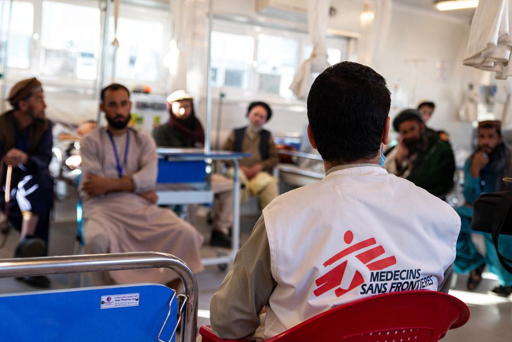MSF staff member gives a morning briefing to patients