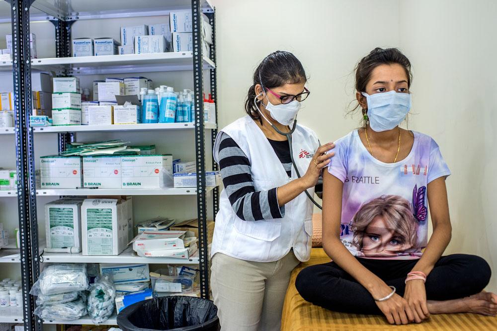 MSF Doctor Joan providing a consultation to Nischaya, an XDR-TB patient, in the MSF clinic in Mumbai. Antibiotic resistance is on the increase.