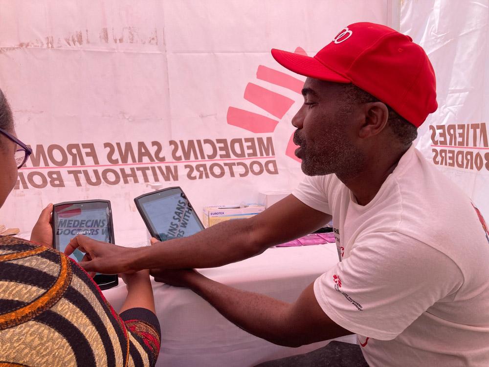 MSF, Doctors Without Borders, HTS Counsellor explaining pocket clinic