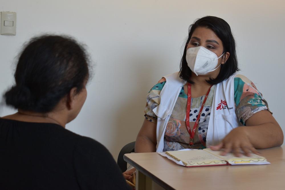 Nadia in a consultation with Doctors Without Boders, MSF staff at San Pedro Sula clinic
