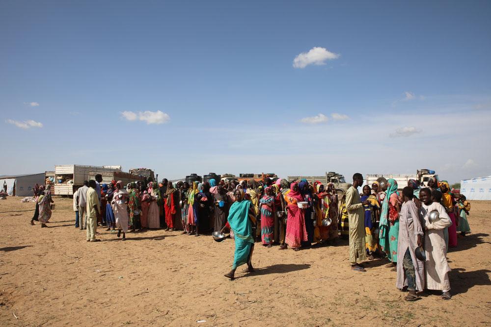 People queue for food that is being distributed in the MSF_Arkoum_Refugee_Camp_MSB163930