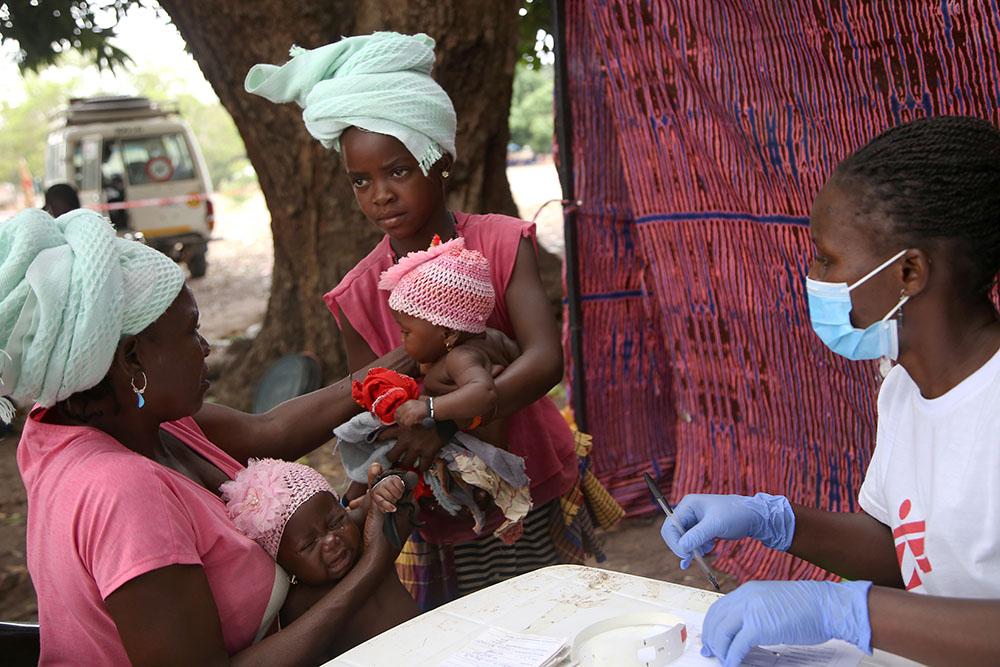 Nurse Vilelina provides medicine at the dispensary point of an MSF mobile clinic in the village of Nasitenge, in the northern Mozambican province of Cabo Delgado.