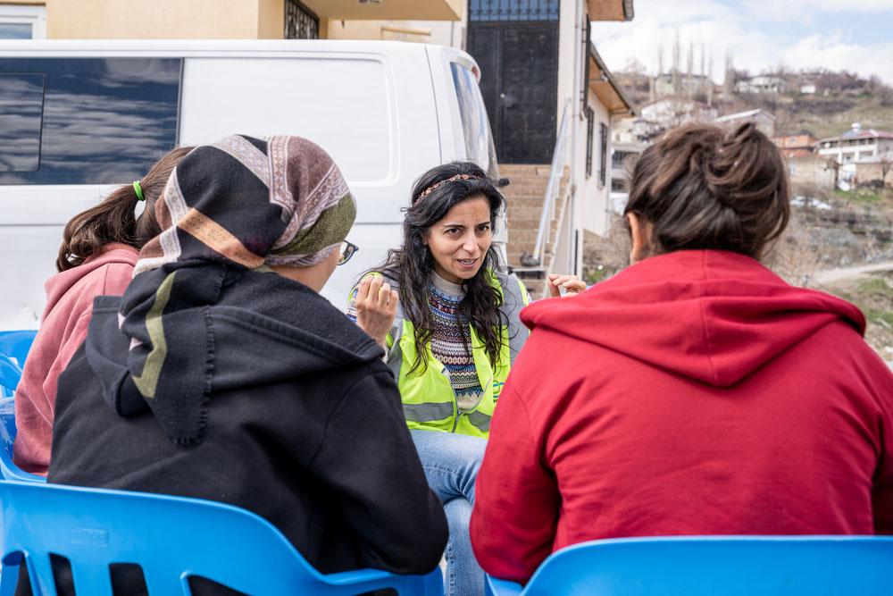 Nazlı Sinem Koytak, a psychologist from an MSF supported organisation conducts a psychosocial support activity