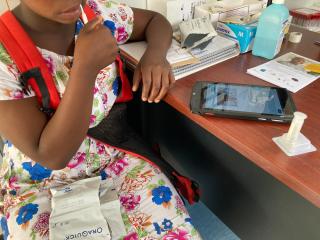 MSF, Doctors without Borders, Patient using the pocket clinic test