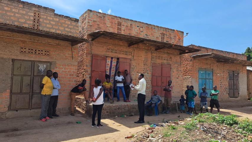 MSF Health Promoters explaining that IPC is a key part of any Ebola response