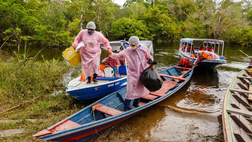 MSF teams leave the vessel of the primary healthcare boat to carry out routine screening and vaccination from house to hake Mirini, Brazilouse in